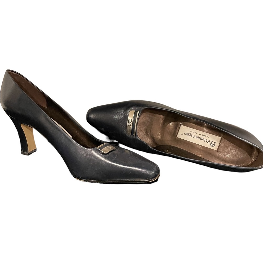Blue 9 1/2 leather closed toe pumps